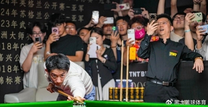 pp电子官网-吴宜泽被迫营业！深夜与球迷合影面无笑容 现场主持大喊：别碰他 别说|斯诺克世锦赛|肖恩·墨菲|世锦赛|墨菲|兰州_新浪体育_新浪新闻